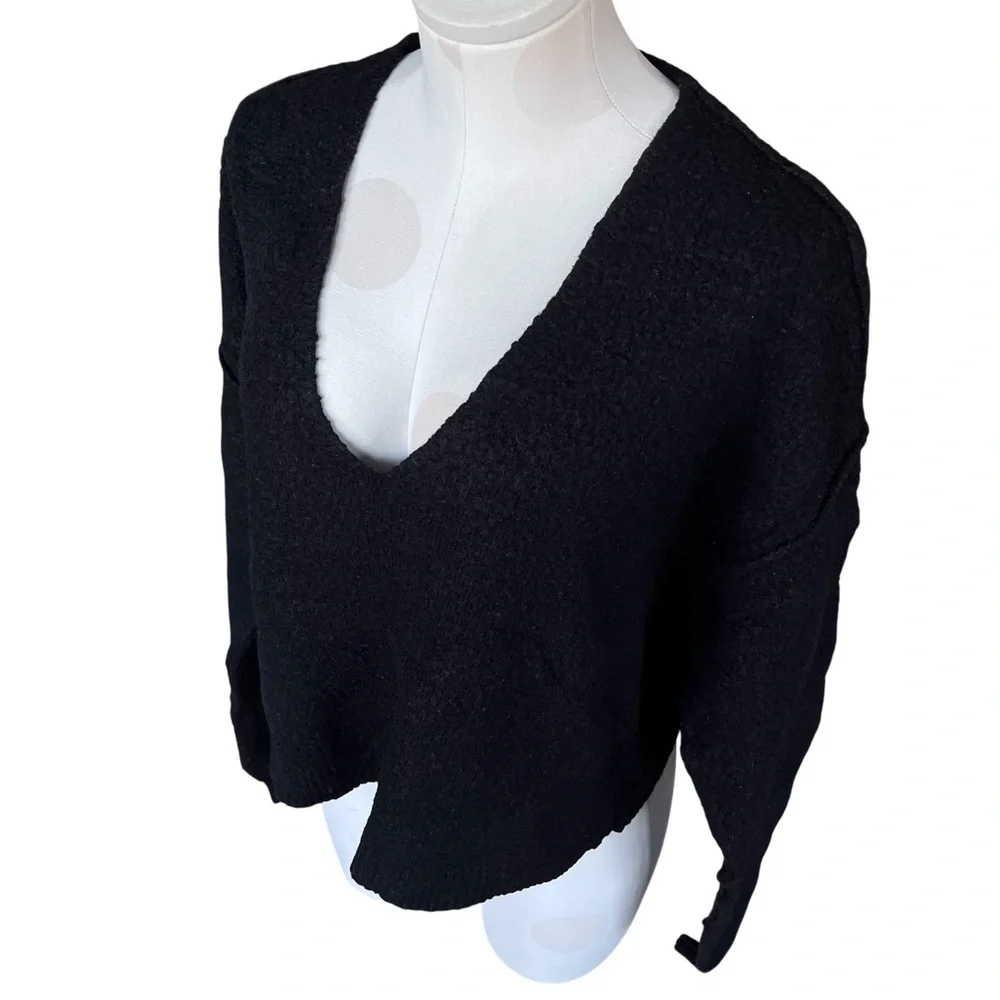 Free people black v neck sweater cropped XSmall